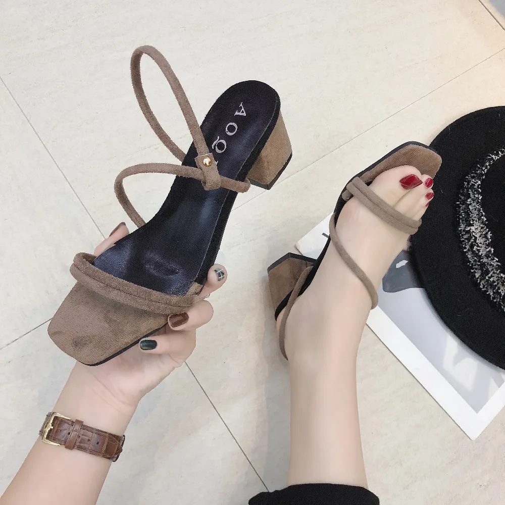 Женские замшевые босоножки на квадратном каблуке с открытым носком | Обувь