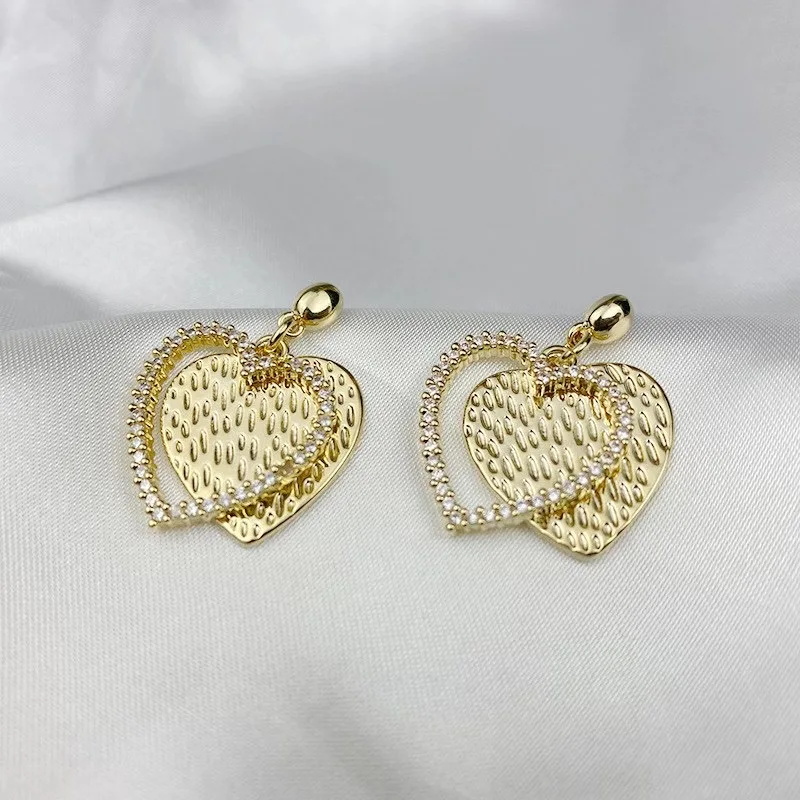 Золотые серьги love новые корейские темпераментные гипоаллергенные крошечные