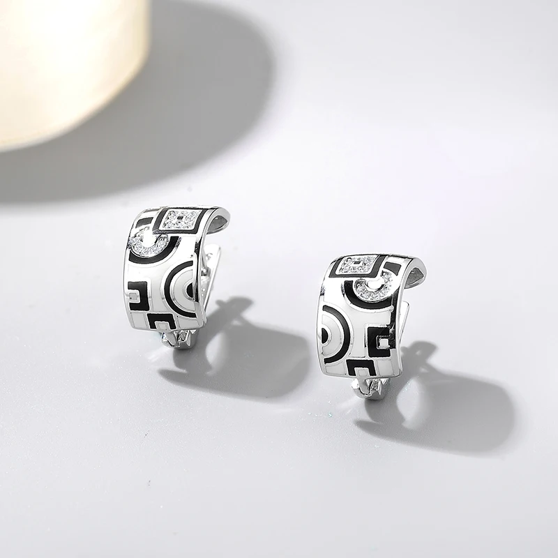 Новые серьги-гвоздики из тонкой эмали черного и белого цвета с кубическим цирконием и геометрическим узором из стерлингового серебра s925 в подарочной упаковке.