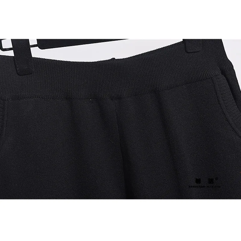 Костюм спортивный женский трикотажный черного цвета с бусинами и кисточками |