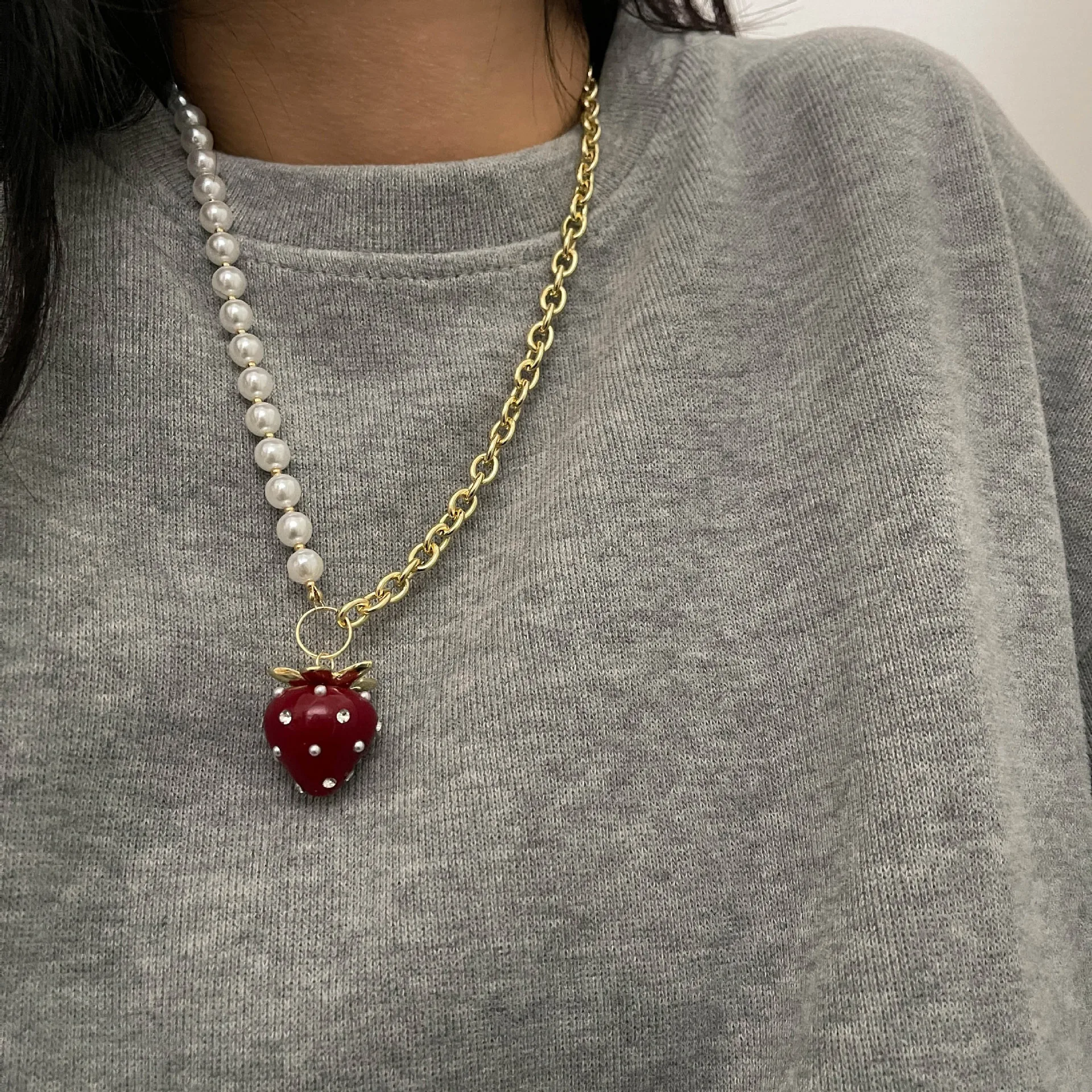 

Strawberry Pearl Pendant Necklace Personality Fashion Sweater Chain Collar Bone Chain Women Party Jewelry Gifts Accessories