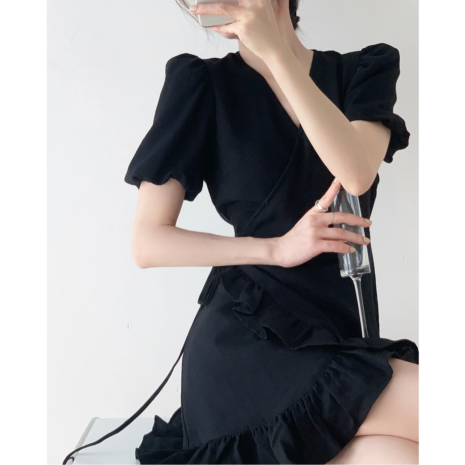 

Женское платье во французском стиле, дизайнерская короткая юбка, черная бандажная тонкая черная юбка с v-образным вырезом и закрывающей тал...