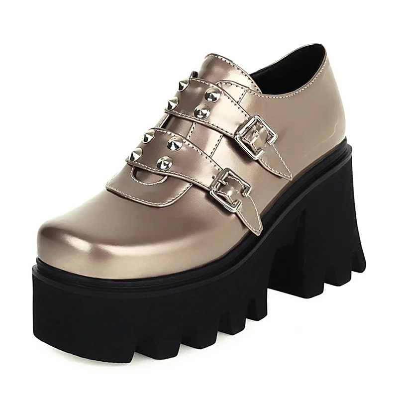 Туфли женские из лакированной кожи на платформе с заклепками золотистые