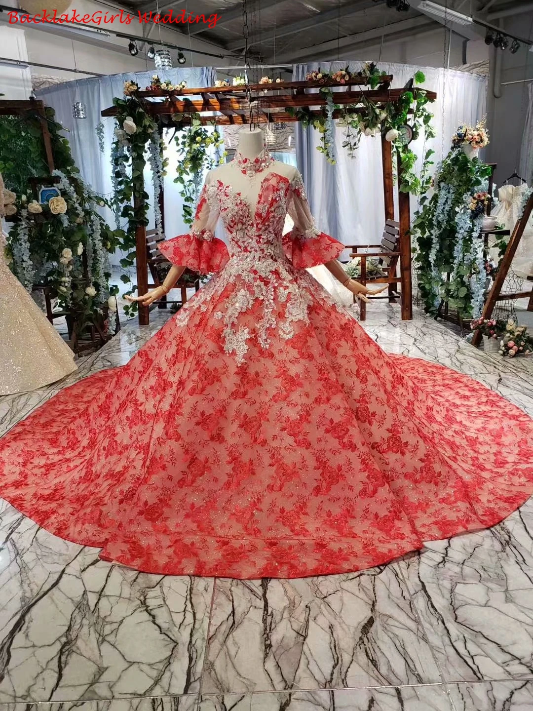 Красное Бальное Платье с ожерельем и Расклешенным рукавом аппликация из цветов