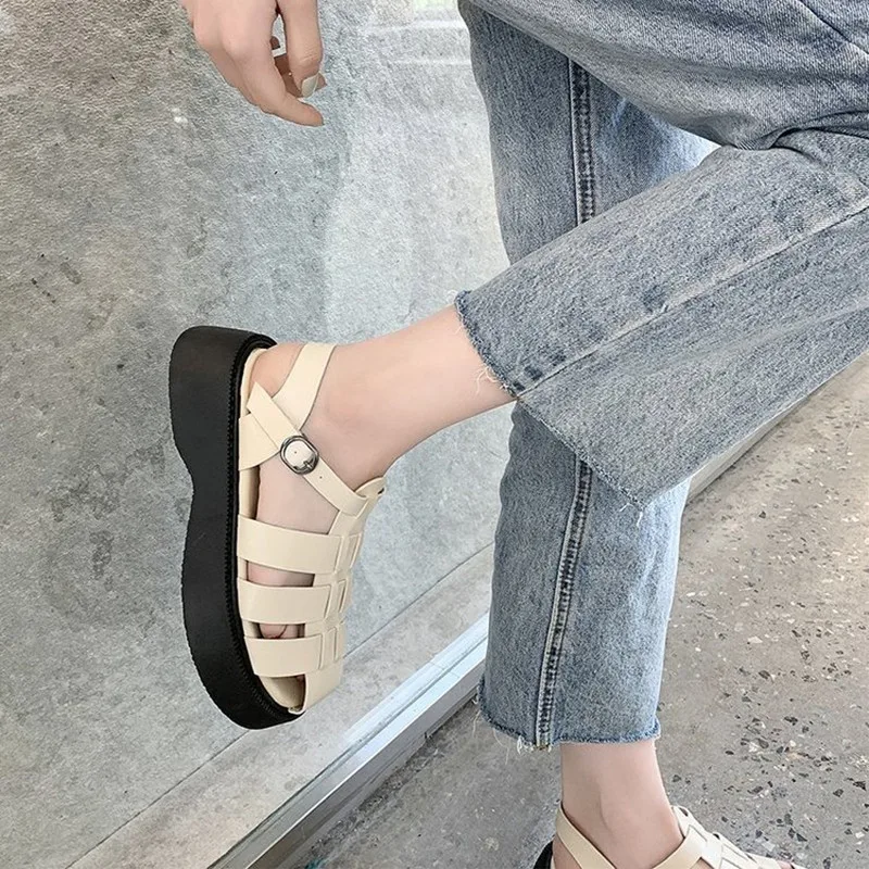 

2021 new net red Roman retro sandals women's woven casual toe cap shoes thick bottom solid color hollow flat sandals