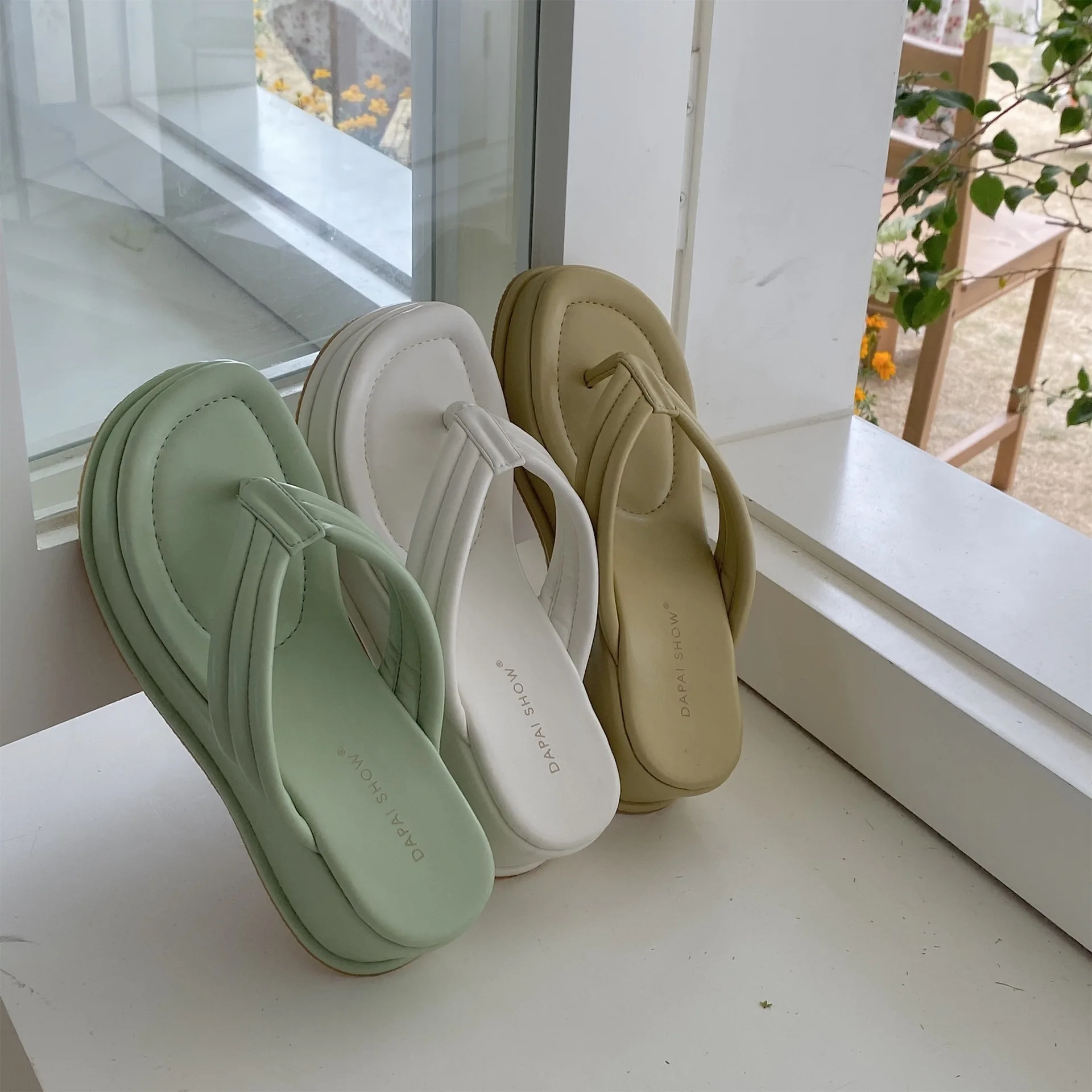 Обувь на подошве из вспененного материала черного цвета платформе Сандалии с