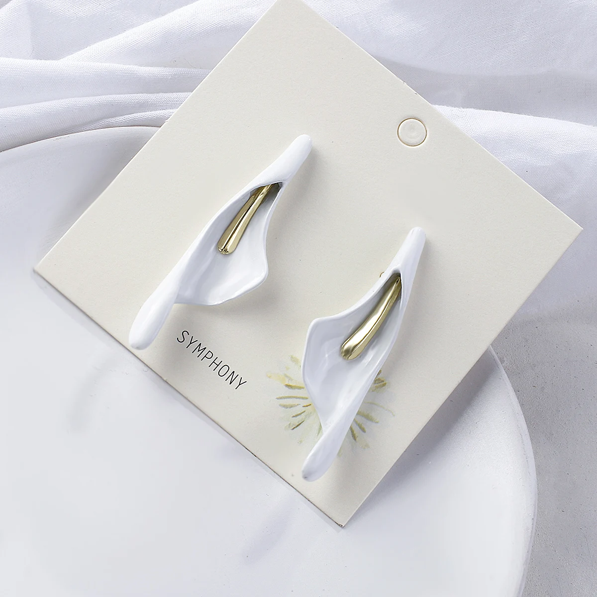 Женские винтажные серьги подвески AMORCOME белые с эмалью и цветком лилии