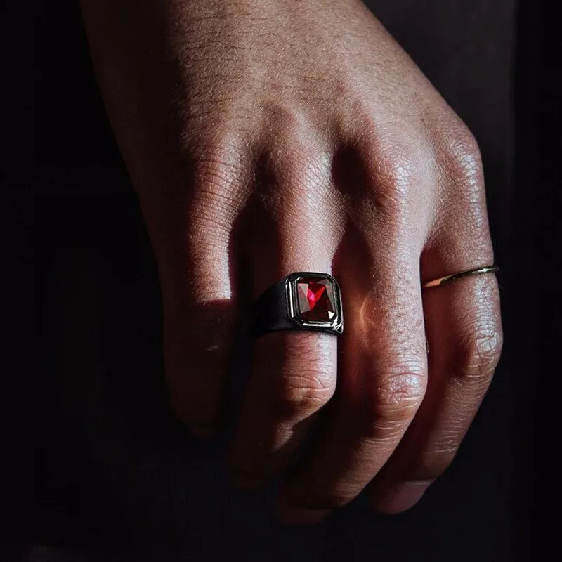 Мужское кольцо из черной нержавеющей стали с красным кубическим цирконием 16 мм