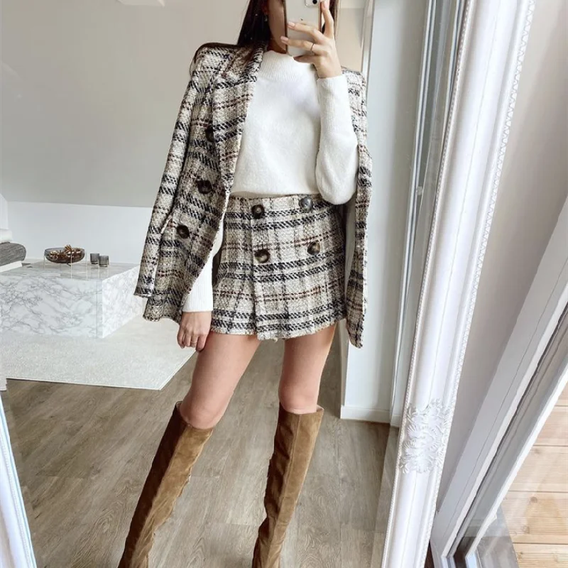 Женский текстурированный костюм бежевый с блейзером твидовый короткой юбкой