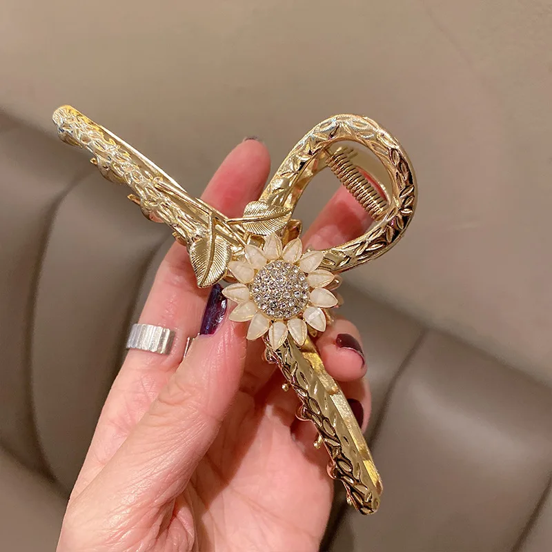 

New Korean Ins Alloy Hair Claws Clips Girls Women Chic Crystal Sun Flower Hair Crab Hairpin Shark Clip Hair Accessories Oranment