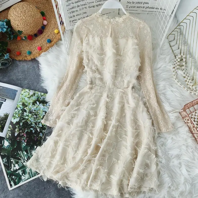 Женское платье весеннее кружевное короткое А-силуэта с длинными рукавами и