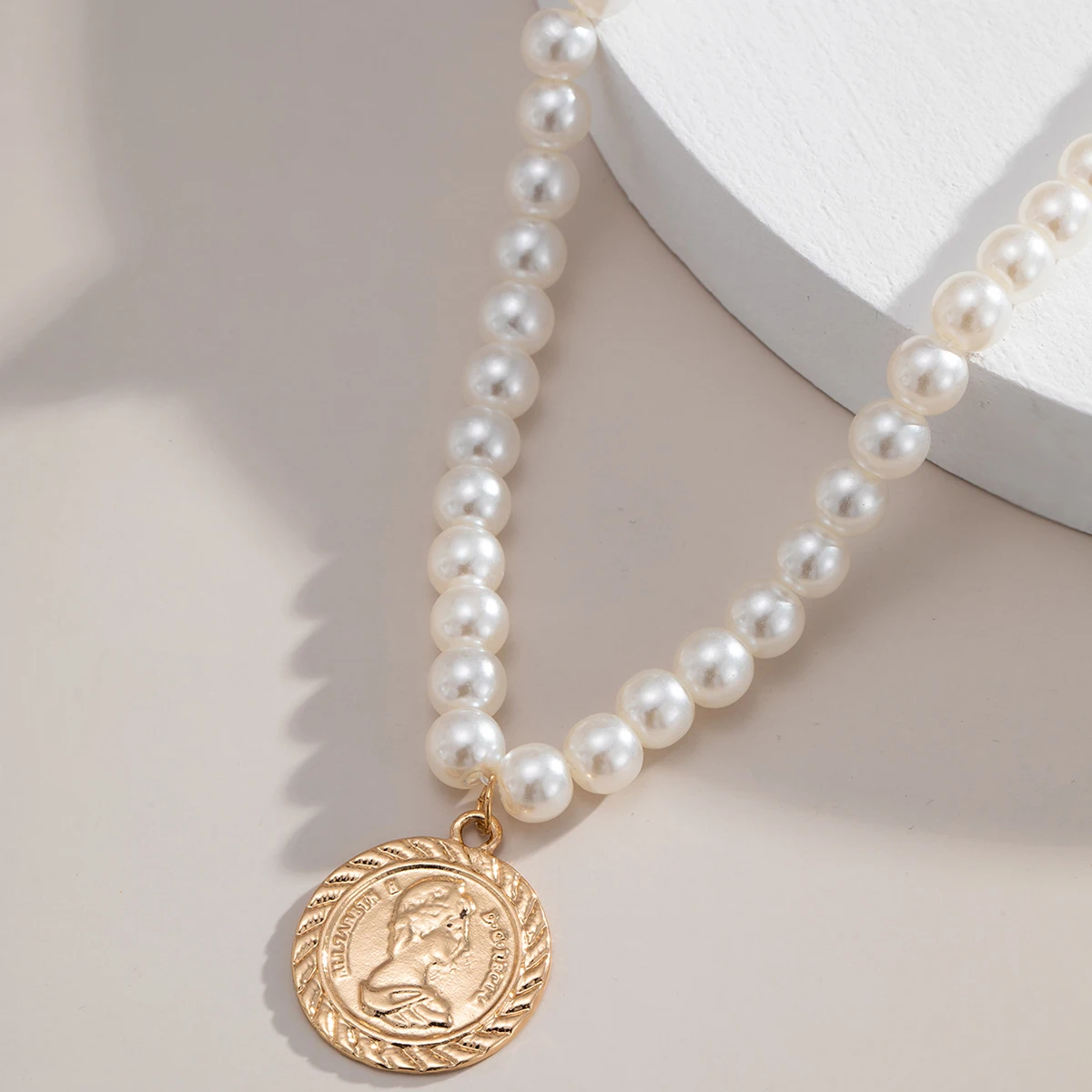 

SHIXIN Charms Imitation Pearl Choker Necklace for Women Fashion Short Choker Colar With Big Coin Pendants Necklaces 2020 Jewelry