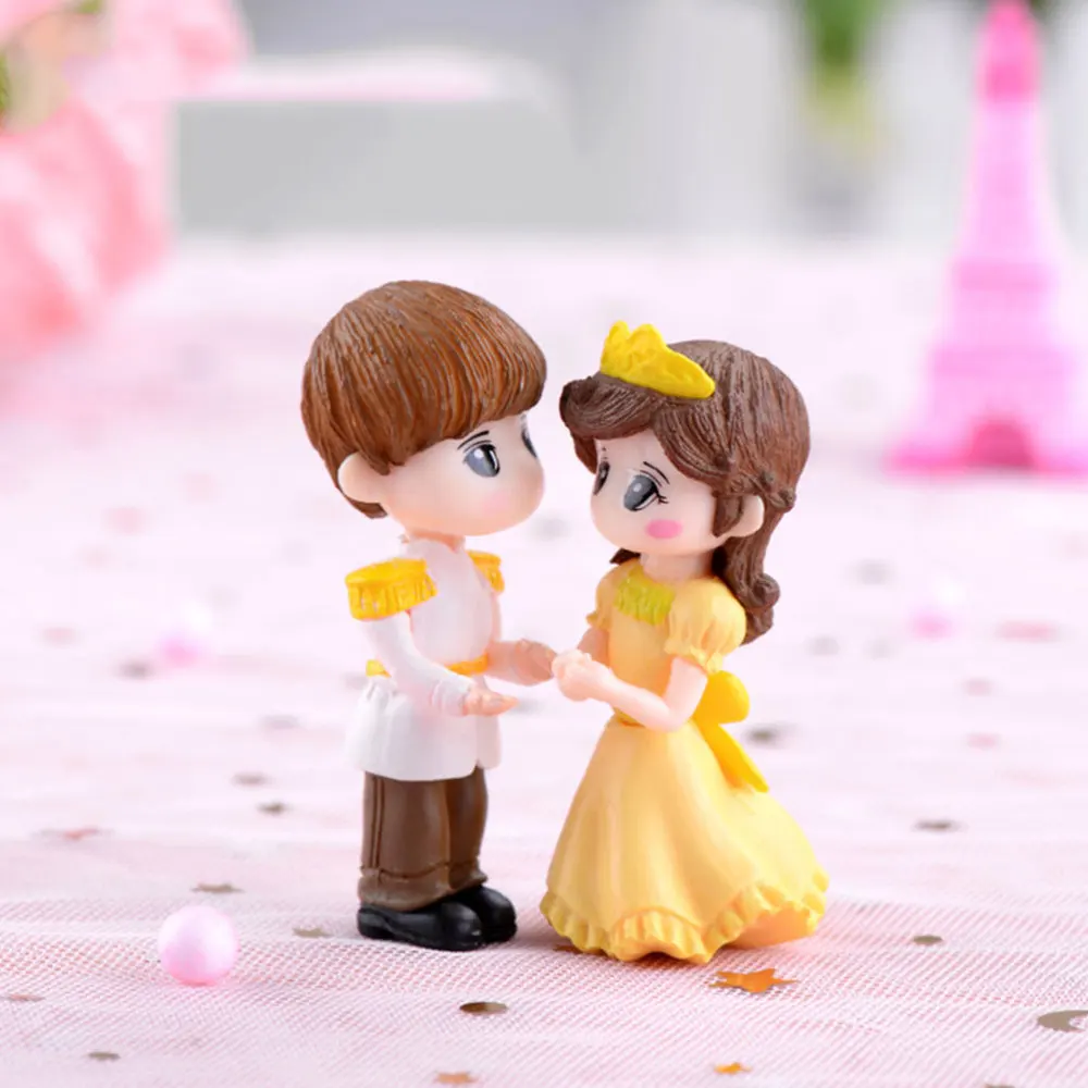 

2 Pairs Miniature Couples Adornment Creative Micro-landscape Ornaments Mini Craft Garden Courtyard Desktop Decoration (Yellow, B