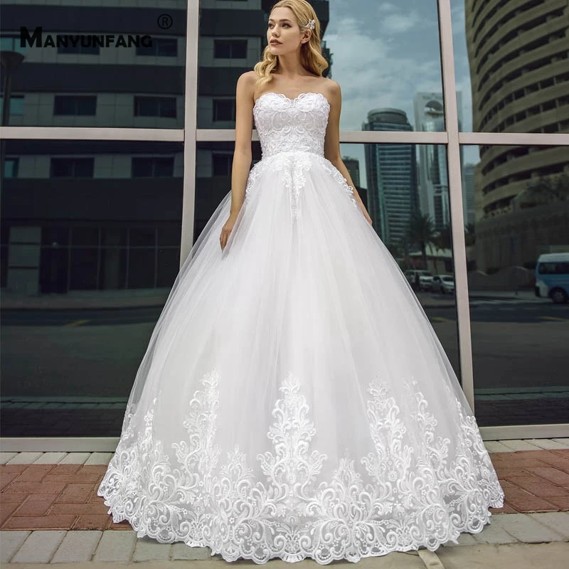 

2021 Hot Sale Strapless Embroidery Appliques Tulle Sweep Train Bridal Ball Gown Custom Made Sleeveless Lace Up Wedding Dress