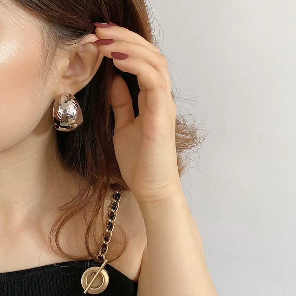 

Новые широкие серьги в простом стиле, модные, шикарные, индивидуальные, преувеличенный дизайн, модные серьги-гвоздики, простые серьги-кольц...