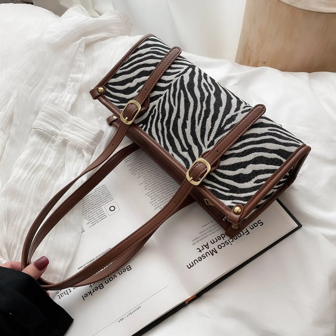 

2021 Spring And Summer Trend Female French Zebra Pattern Polyester Fiber Material Fashion One-shoulder Underarm Baguette