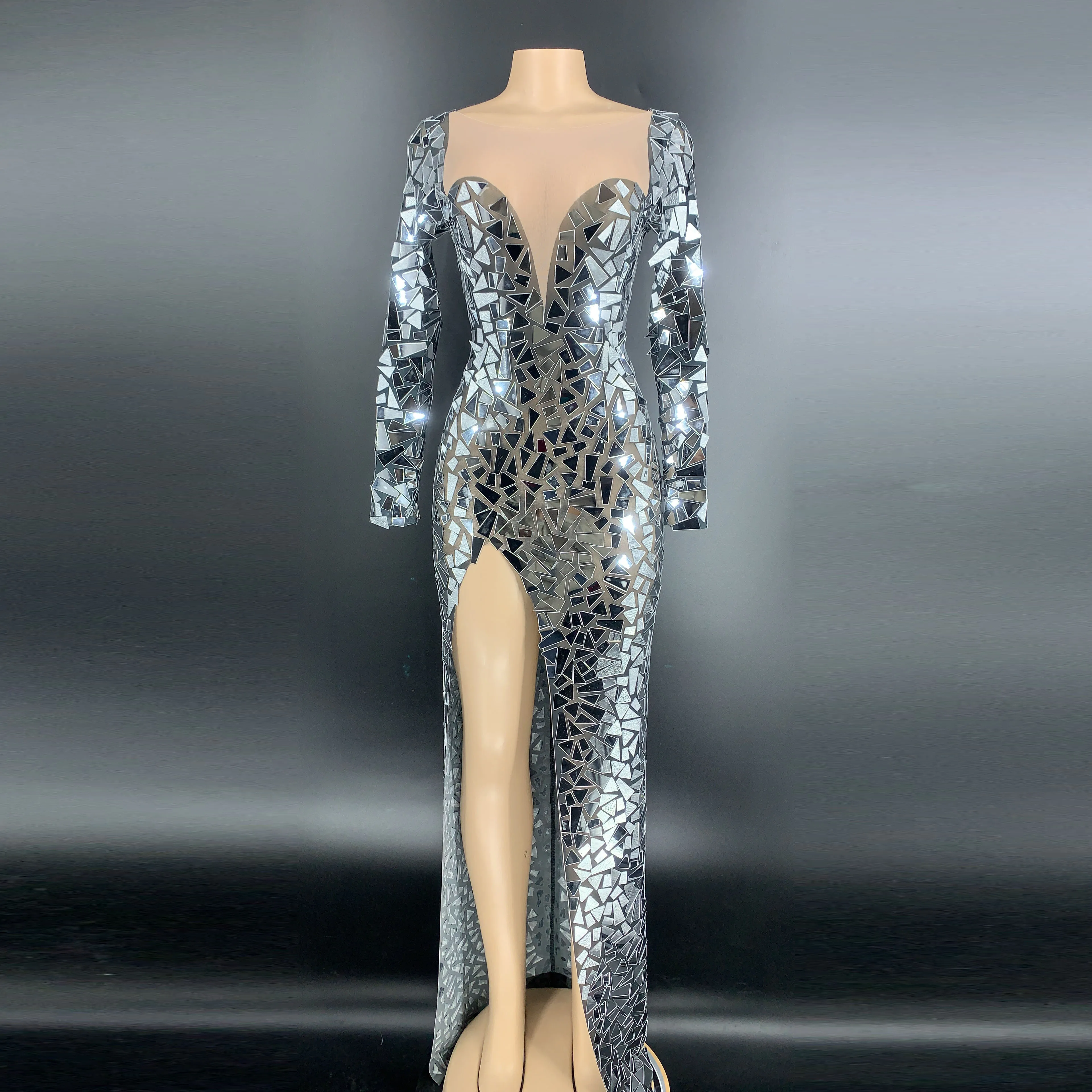 Блестящее серебристое зеркало прозрачное длинное платье празднование дня