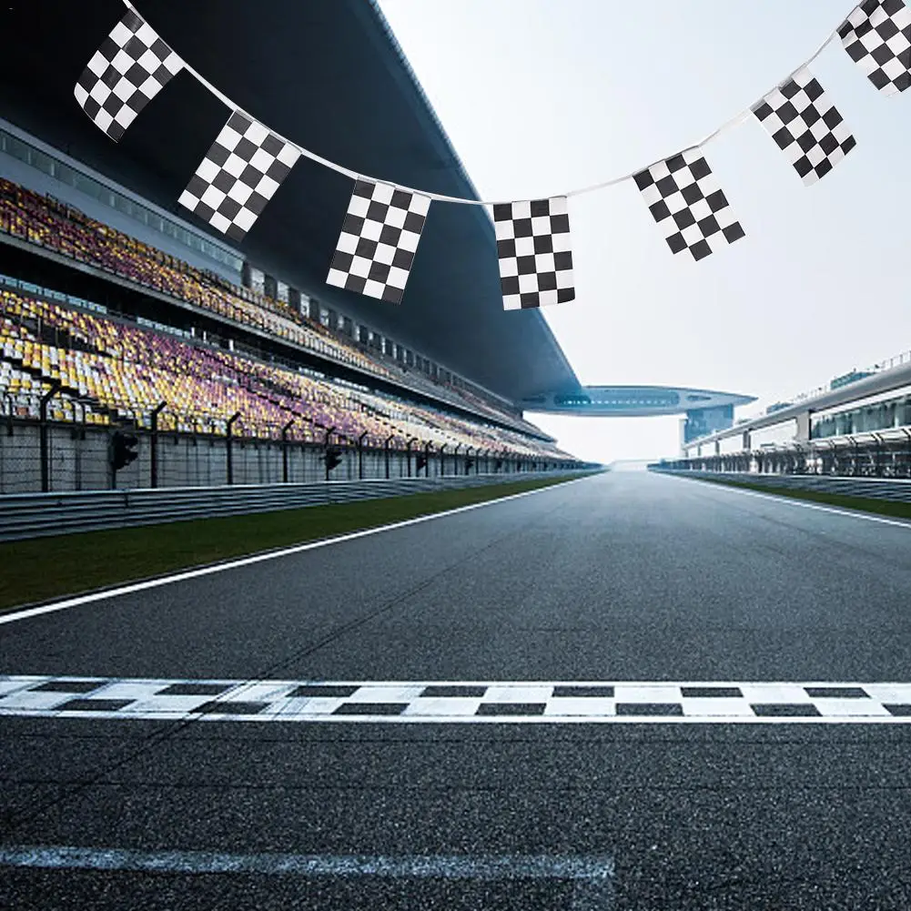 Гоночный флаг висит черно белый клетчатый строка логотип гоночный вечерние для
