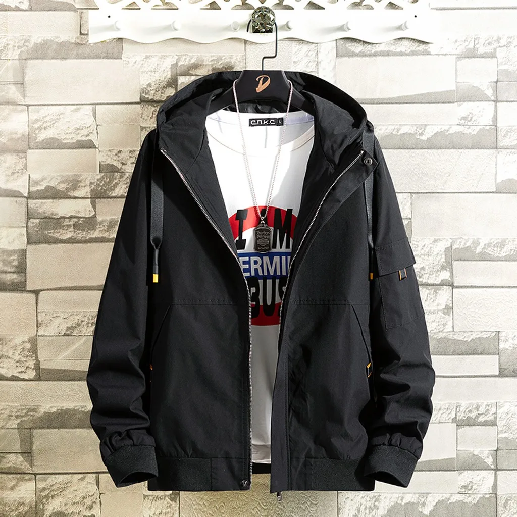 Черная ветровка с пряжкой и лентами карманами капюшоном в стиле хип-хоп на молнии