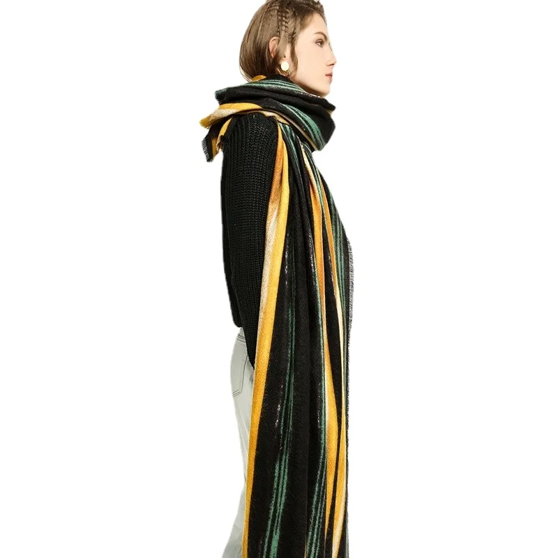 Акриловый женский шарф с радужным узором теплый и удобный в европейском