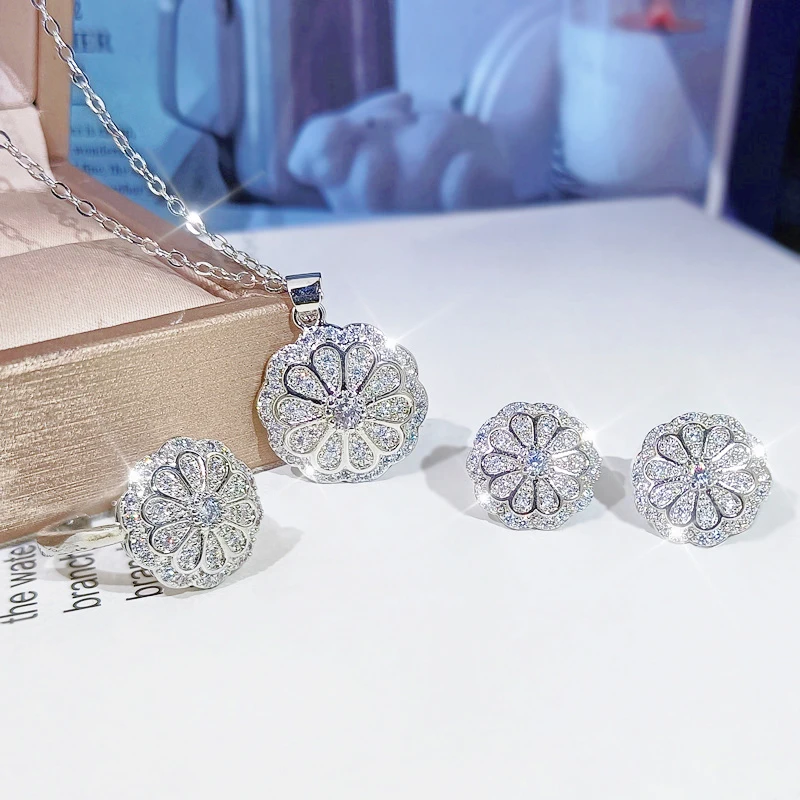 

Комплект из колье, серёг и кольца, из серебра 925 пробы