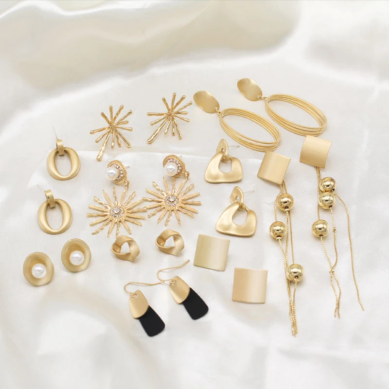 2020 модные классические золотистого цвета скрученный серьги гвоздики с