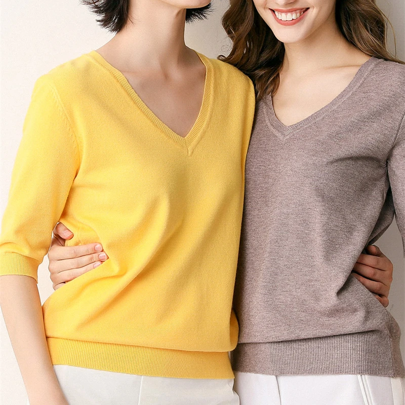 Свитер женский трикотажный однотонный пуловер с V-образным вырезом и рукавом до