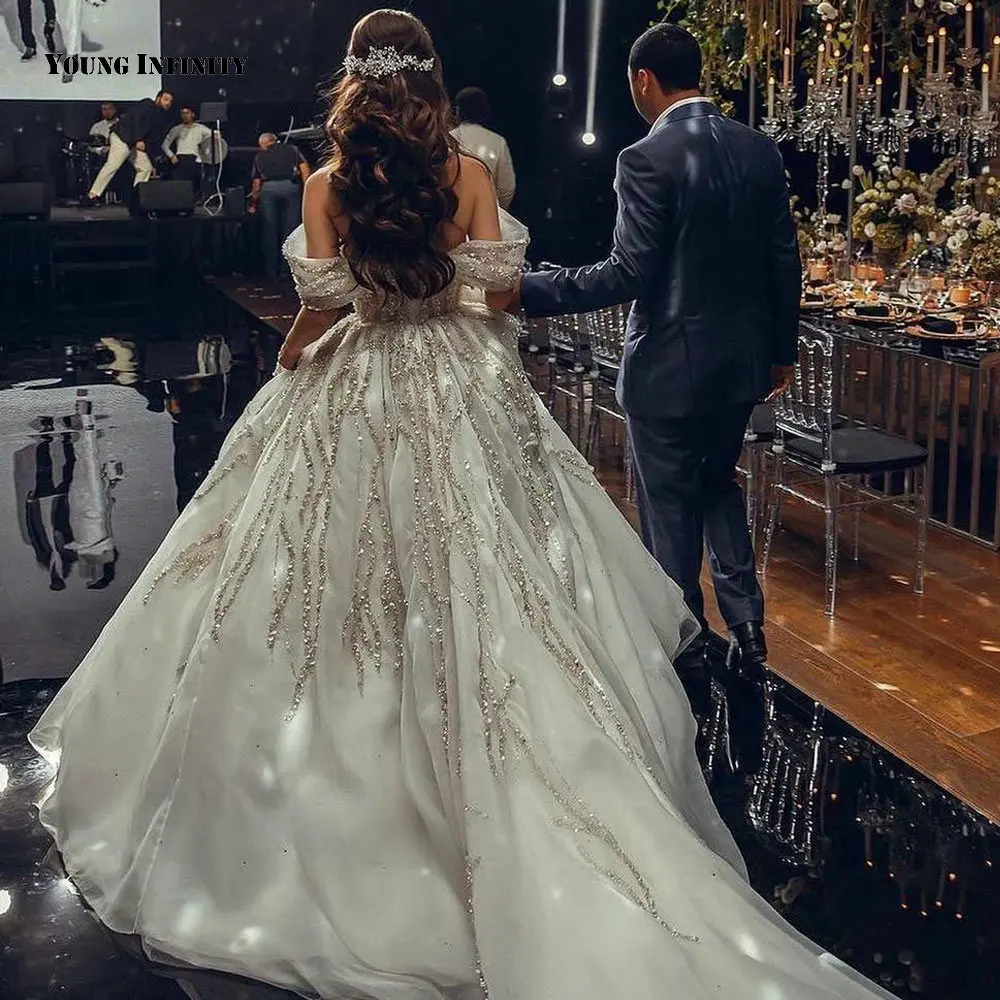 Luxury Ball Gown Wedding Dresses 2021 Sleevess Bridal Gown Illusion Back Sweetheart Cathedral Train Beaded White Plus Size Bride