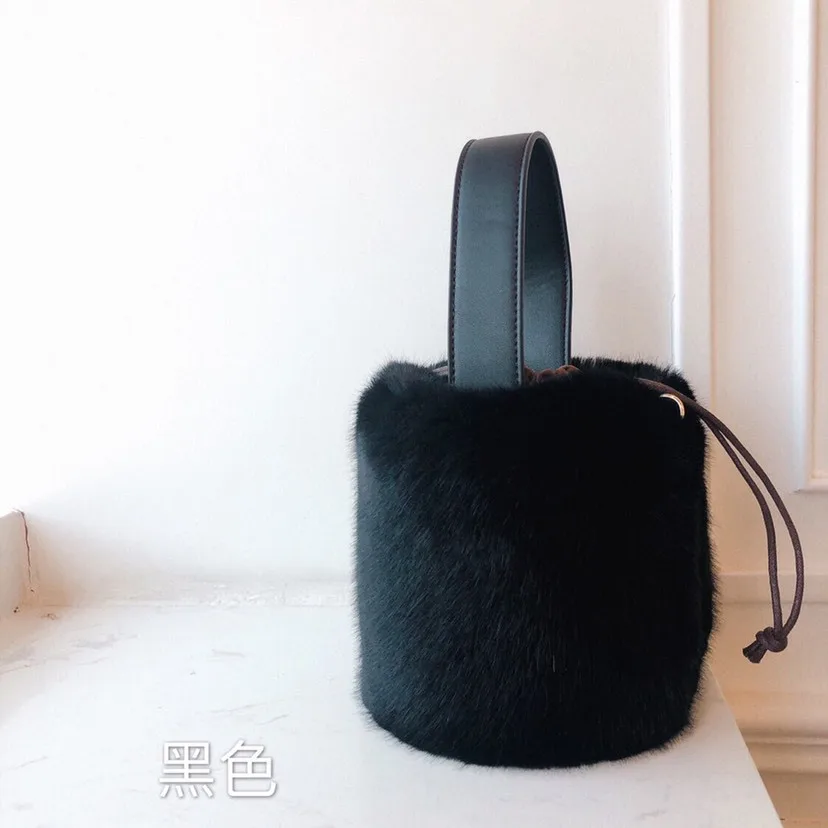 

2020 Autumn and Winter New Korean Dongdaemun Mouth Bucket Bag Plush Bag Net Red Baita Single Shoulder Messenger Bag Handbags