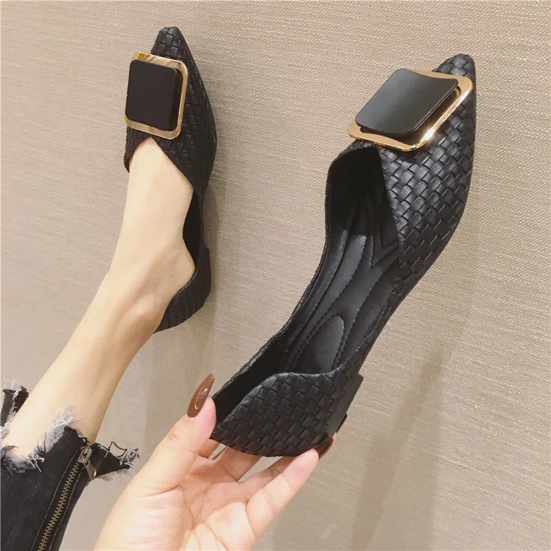 Черного цвета с острым носком и низким вырезом D'Orsay на плоской подошве новейшая