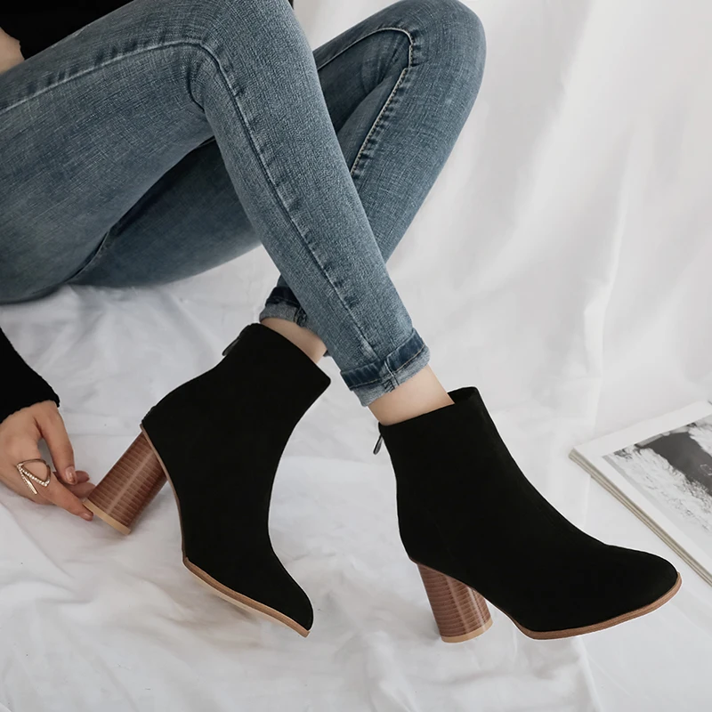 Новинка сезон весна стильные замшевые ботильоны на молнии с цилиндрической