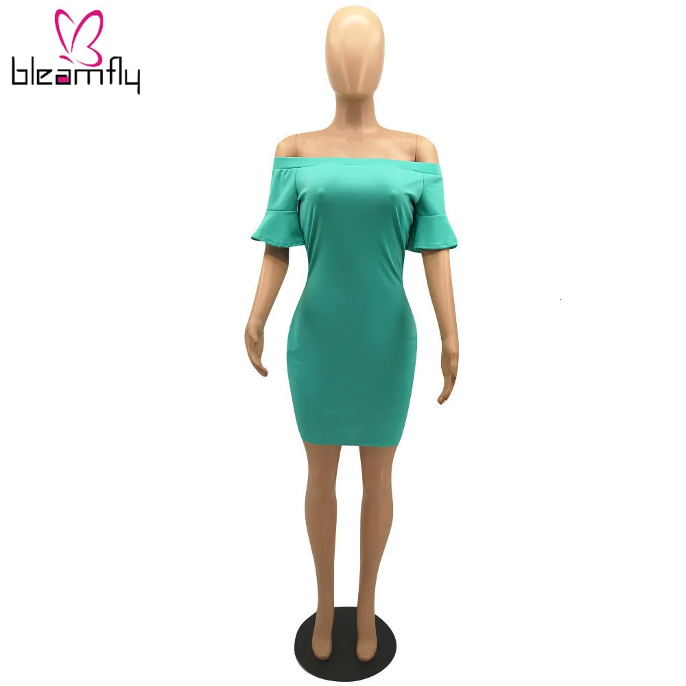 Женское летнее платье с открытыми плечами вырезом лодочкой расклешенным