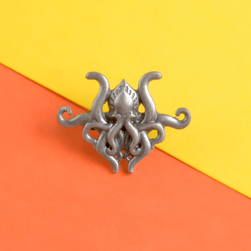 

Creative Octopus Tentacles Fiction Game Metal Pin Custom Brooches Lapel Pin Shirt Bag Book Badge Jewelry Gift for Fans Friends