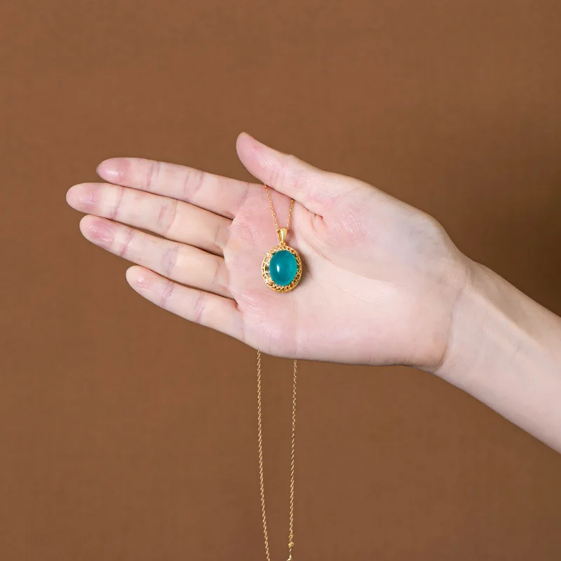 Кулон из серебра 925 пробы овальной формы с натуральным голубым камнем озера