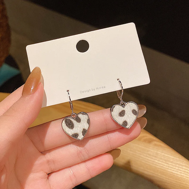 

Vintage Leopard Printed Plush Heart Drop Earrings For Women Fashion Silver Color Hanging Earrings Girls Wedding Jewelry Gift New
