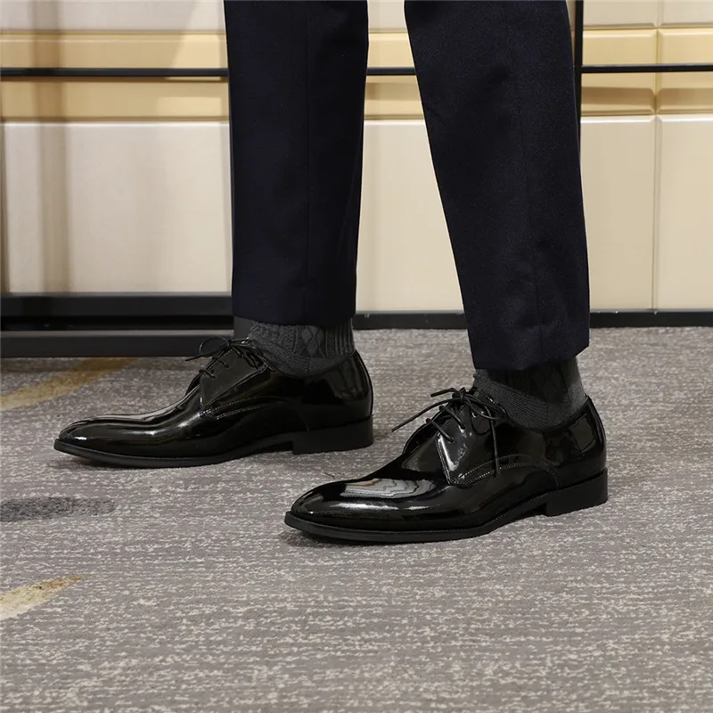 Туфли дерби мужские из лакированной кожи деловые туфли на шнуровке заостренный