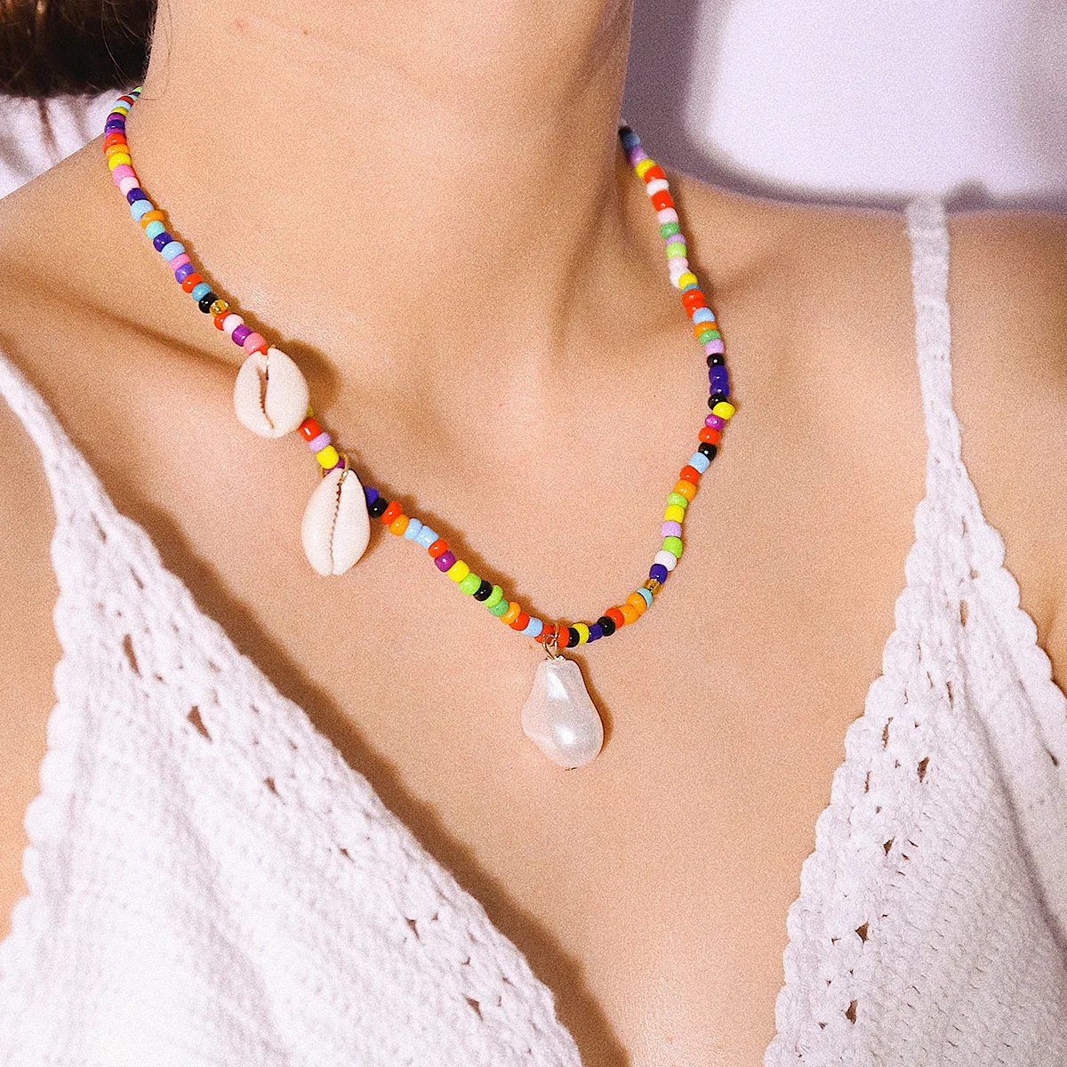 Ожерелье чокер ручной работы в богемном стиле с радужными бусинами и жемчужинами