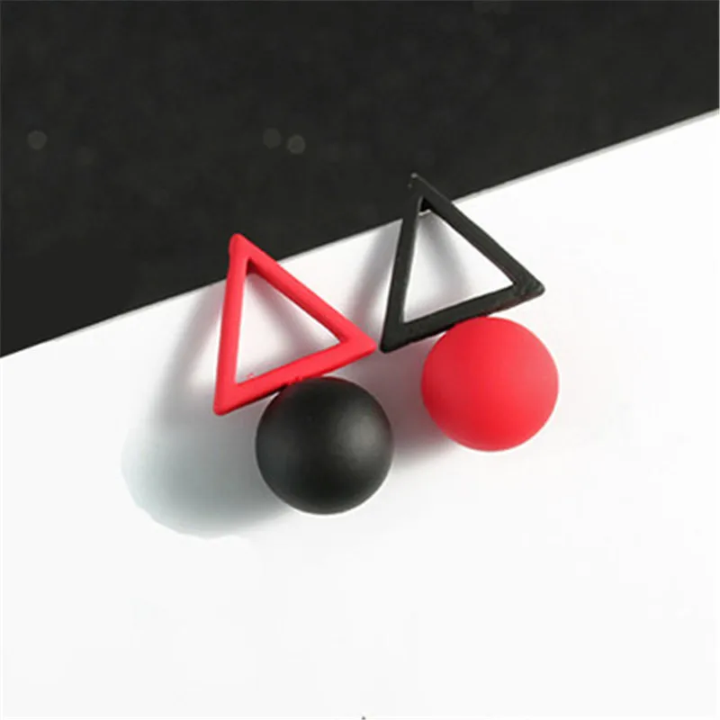 Акриловые треугольные серьги подвески с шариками контрастные цвета красный