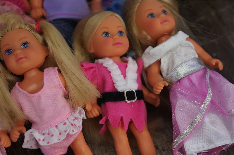 Маленькая милая искусственная кожа с одеждой обувью девочкой куклой своими