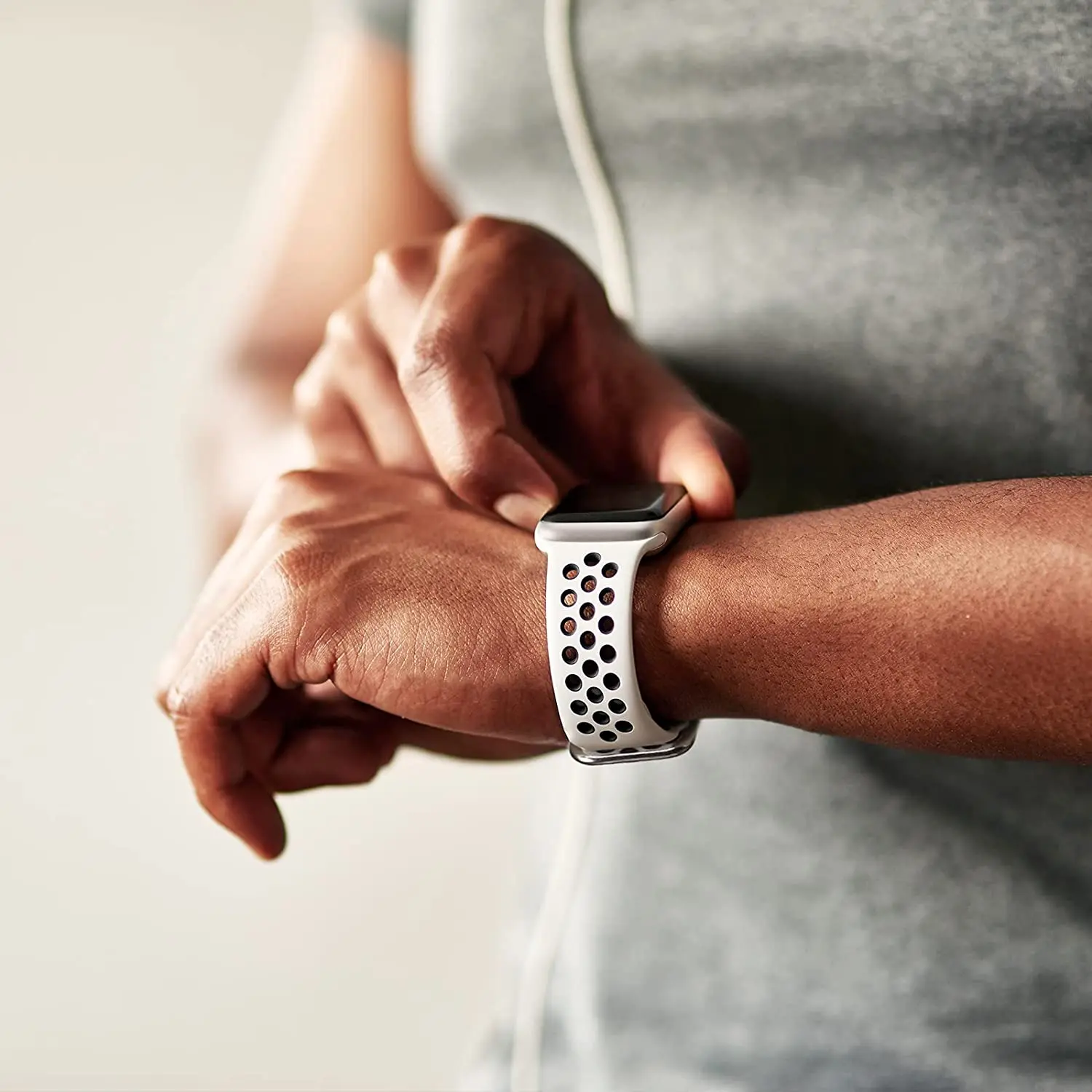 Ремешок силиконовый для Apple Watch band 44 мм 40 38 42 мягкий воздухопроницаемый браслет