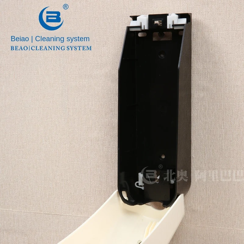 Распределитель жидкого мыла отельный одноголовый 700 мл расположенный на стене коробки для геля для душа.