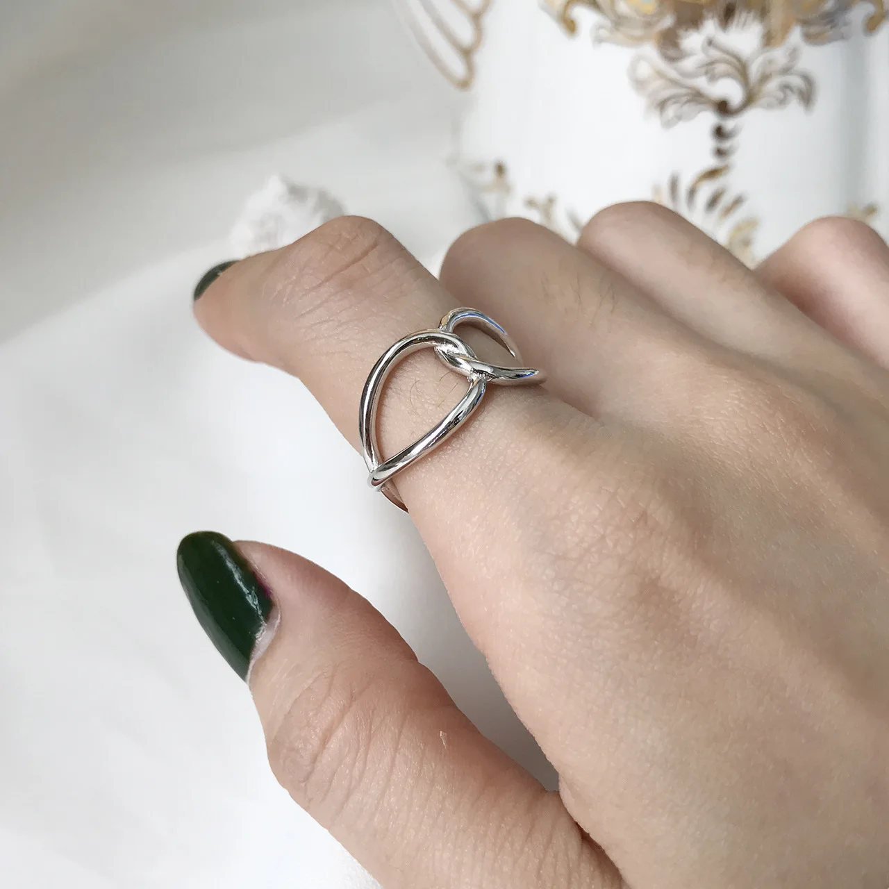 

Южнокорейское корейское серебряное кольцо с регулируемой гиперболической веревкой