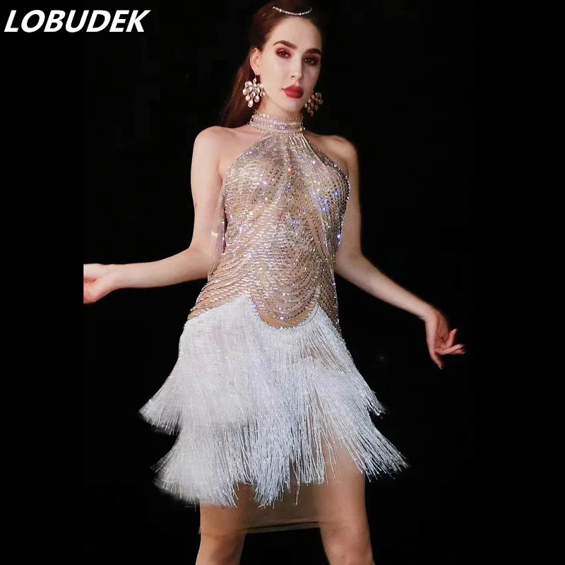 Роскошное платье со стразами с открытыми плечами и кисточками-цепочками модное