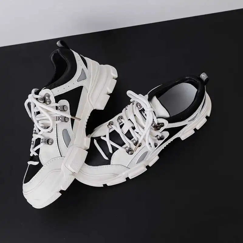 Женские кроссовки с заклепками Lenkisen белые из натуральной кожи на шнуровке