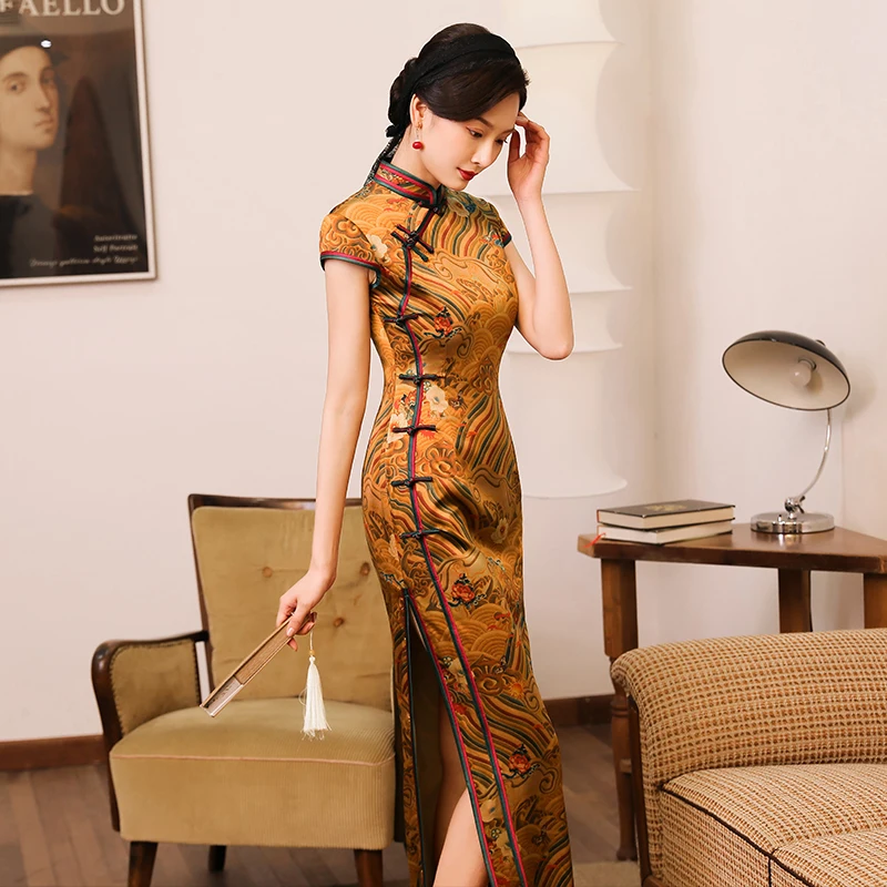 

Four ladies high end silk show cheongsam long style performance