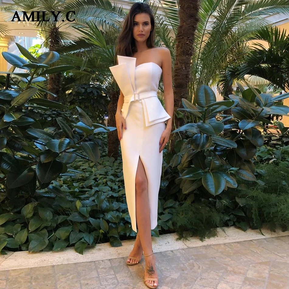 Женское платье без бретелек Amily.c белое элегантное облегающее с асимметричным