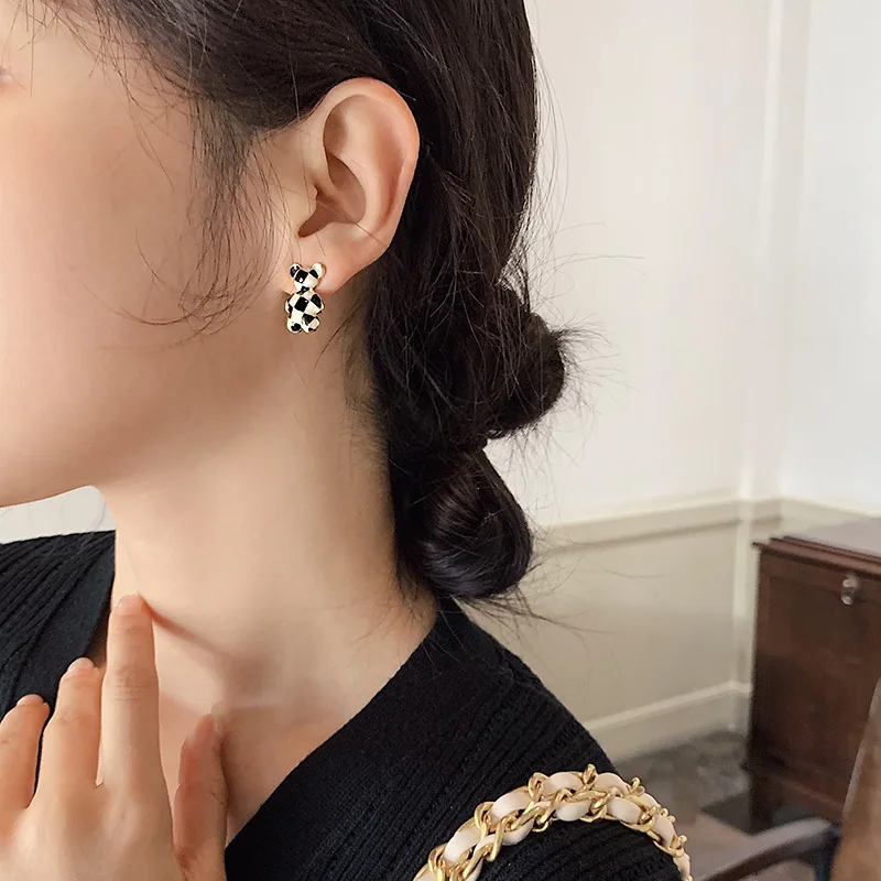 Милые серьги-гвоздики с милым черным и белым маленьким медведем простые