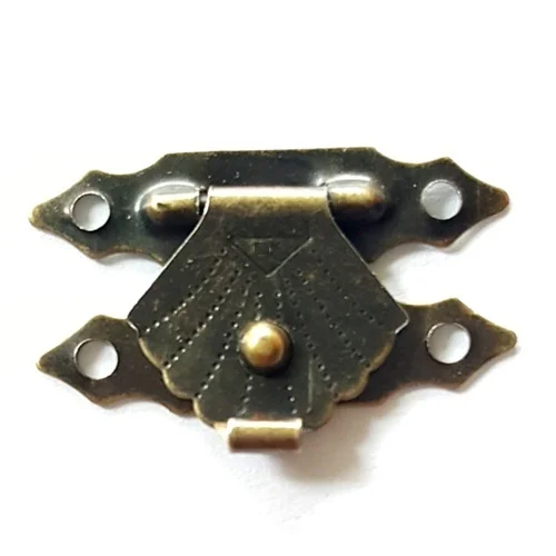 Замок-застежка из латуни с покрытием золотого бронзы, размером 18*29 мм, в комплекте 100 штук. Используется для крепления украшений, декорирования изделий из дерева и мебели.