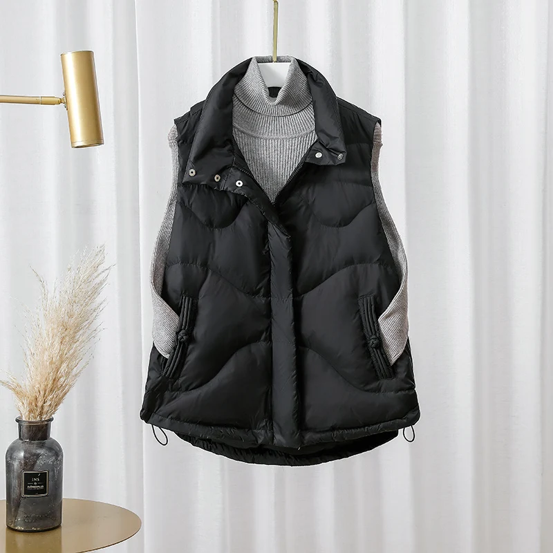 Женская куртка на белом утином пуху без рукавов с воротником-стойкой | одежда