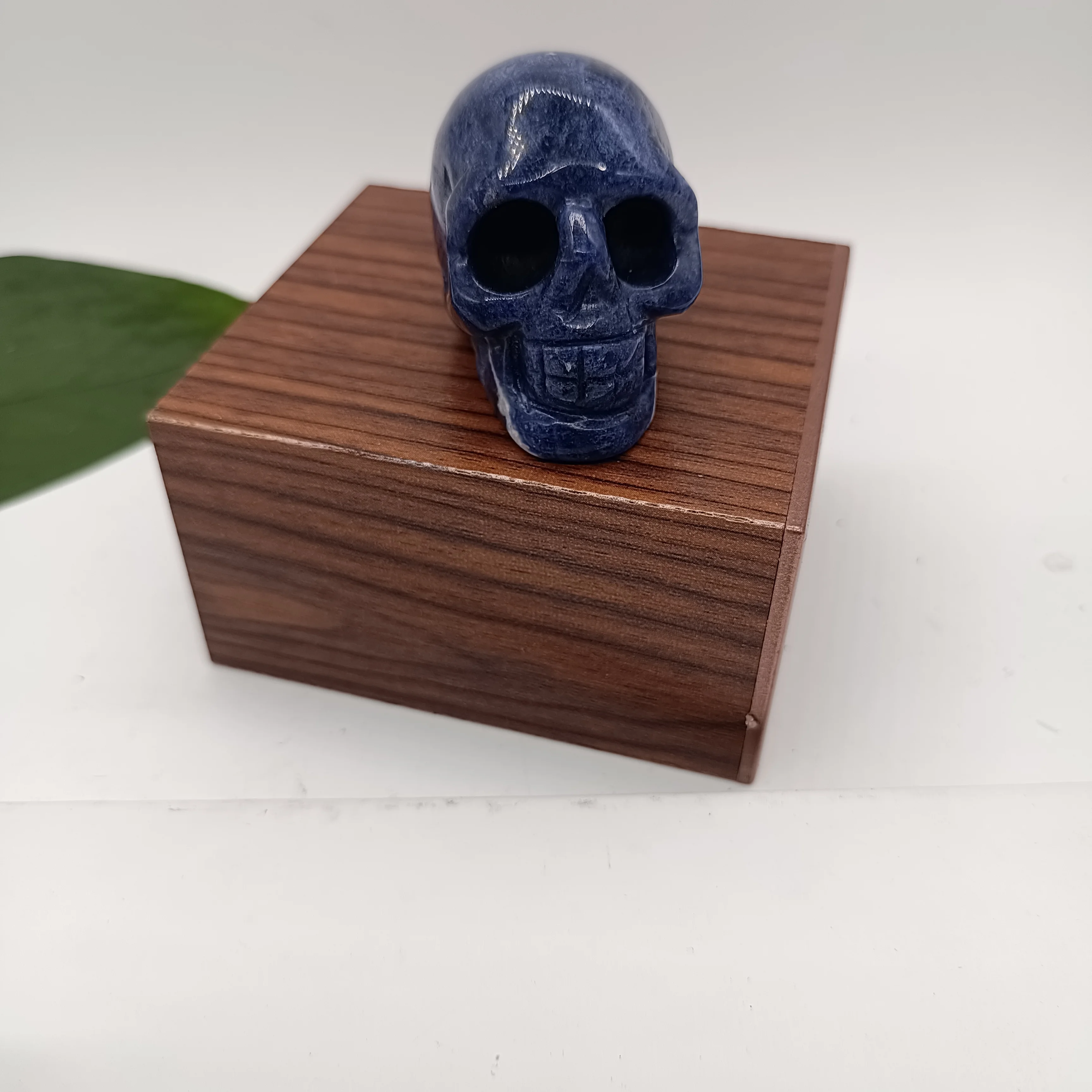 

Череп из натурального голубого содалита, 1 шт., 2 дюйма, резная чакра, исцеление, рейки, фэн-шуй, декоративные поделки, минералы